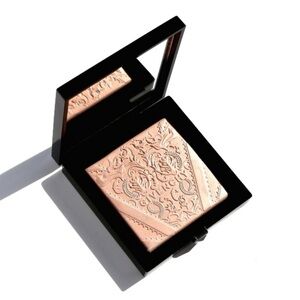 GIVENCHY Teint Couture SHIMMER
Powder #02 Shimmery Gold Face
Highlighter $70 NEW
